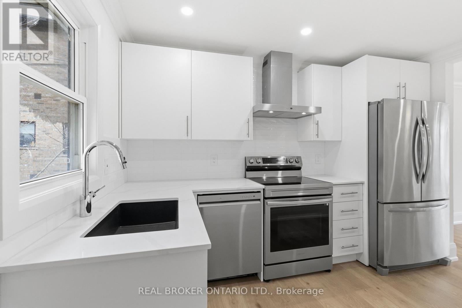 1020 Kent Avenue, Oakville, Ontario  L6H 1Z6 - Photo 6 - W12915310