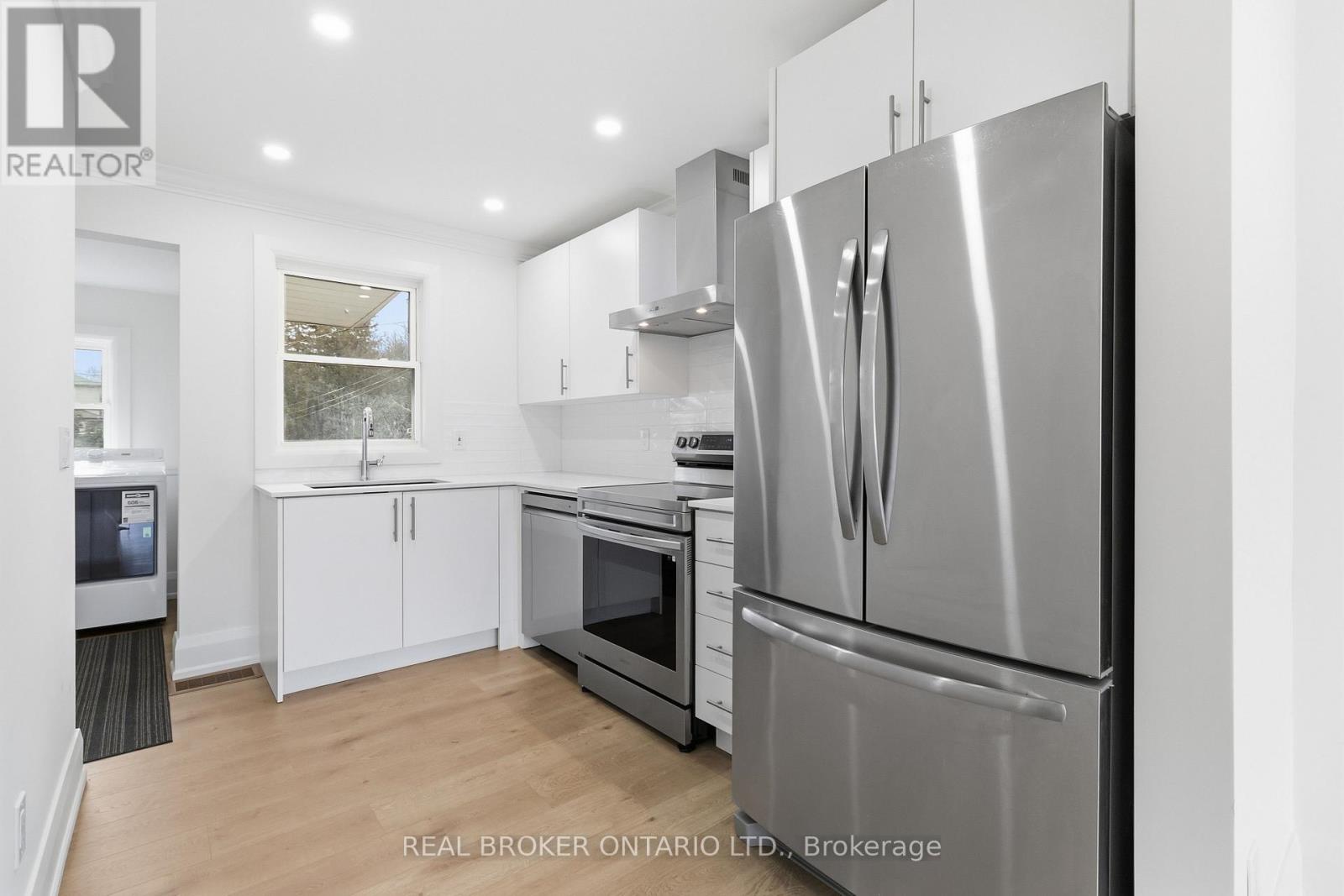 1020 Kent Avenue, Oakville, Ontario  L6H 1Z6 - Photo 8 - W12915310