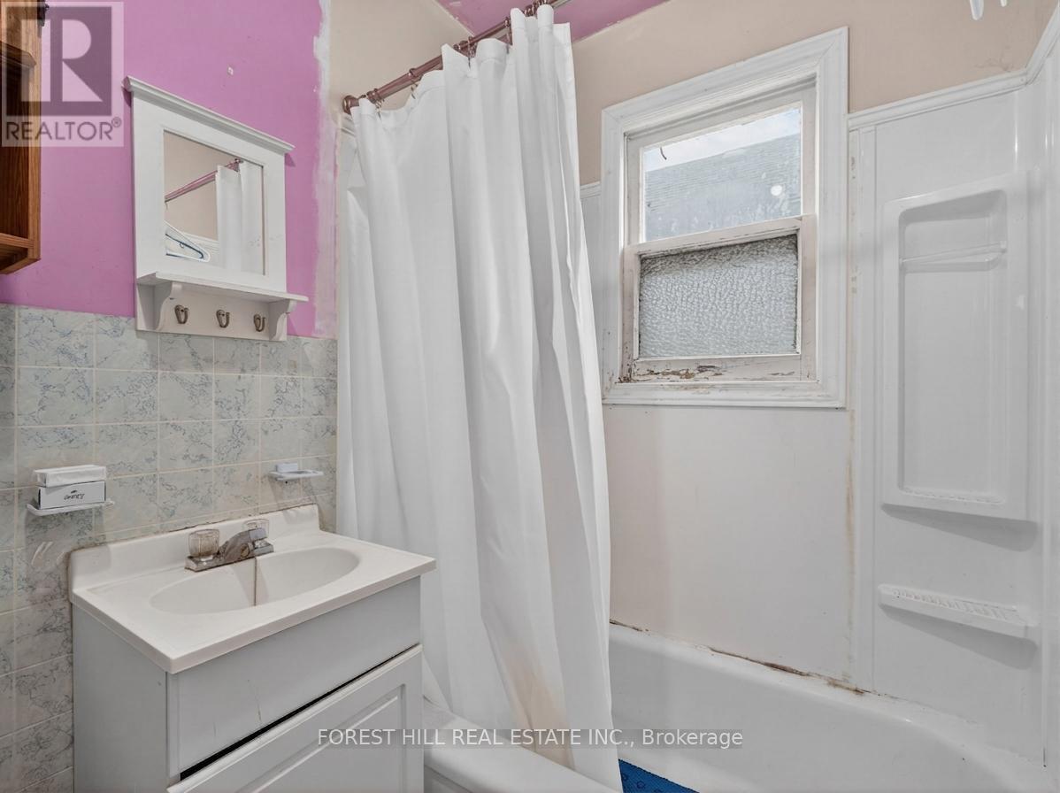 208 Essex Avenue, Richmond Hill, Ontario  L4C 2B8 - Photo 10 - N12916112