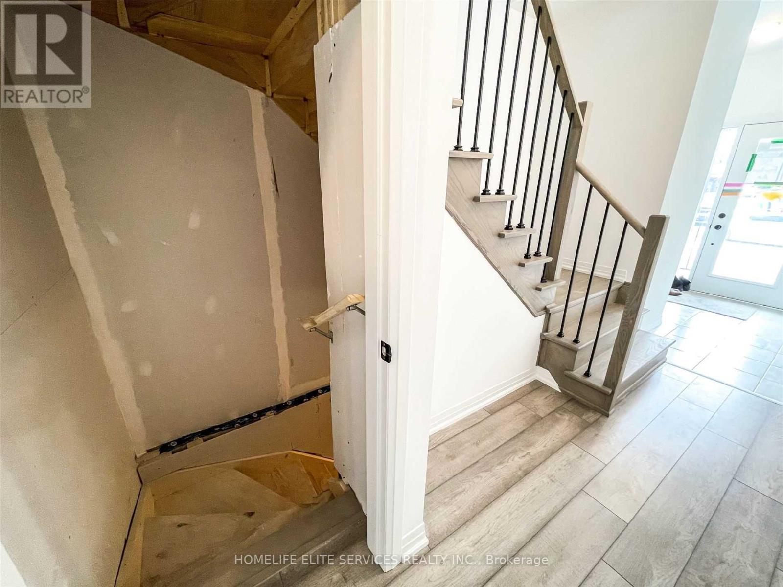 58 Fairlane Avenue, Barrie (Painswick South), Ontario  L9J 0M9 - Photo 3 - S12916118