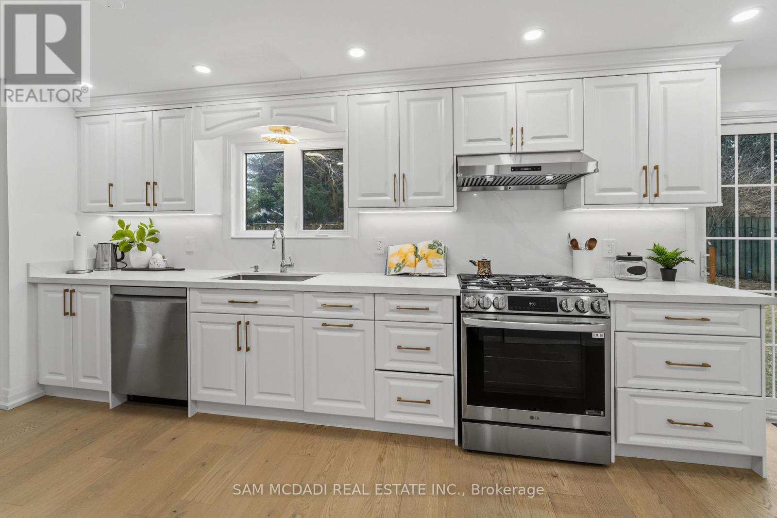 2290 Devon Road, Oakville, Ontario  L6J 5R4 - Photo 10 - W12916140