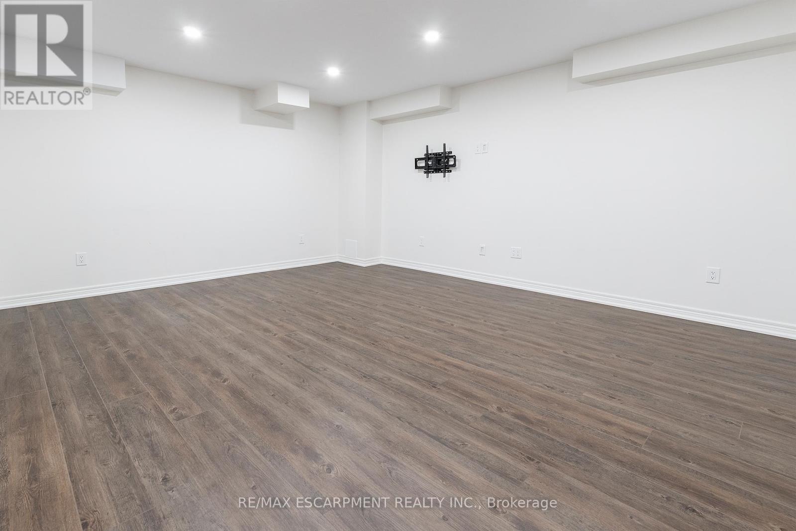 Lower - 22 Whithorn Crescent, Haldimand, Ontario  N3W 0E5 - Photo 9 - X12916184