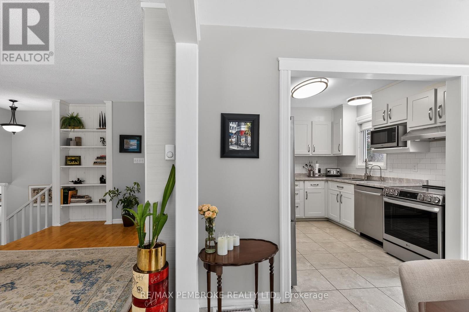 666 Doran Road, Petawawa, Ontario  K8A 6W7 - Photo 13 - X12916334