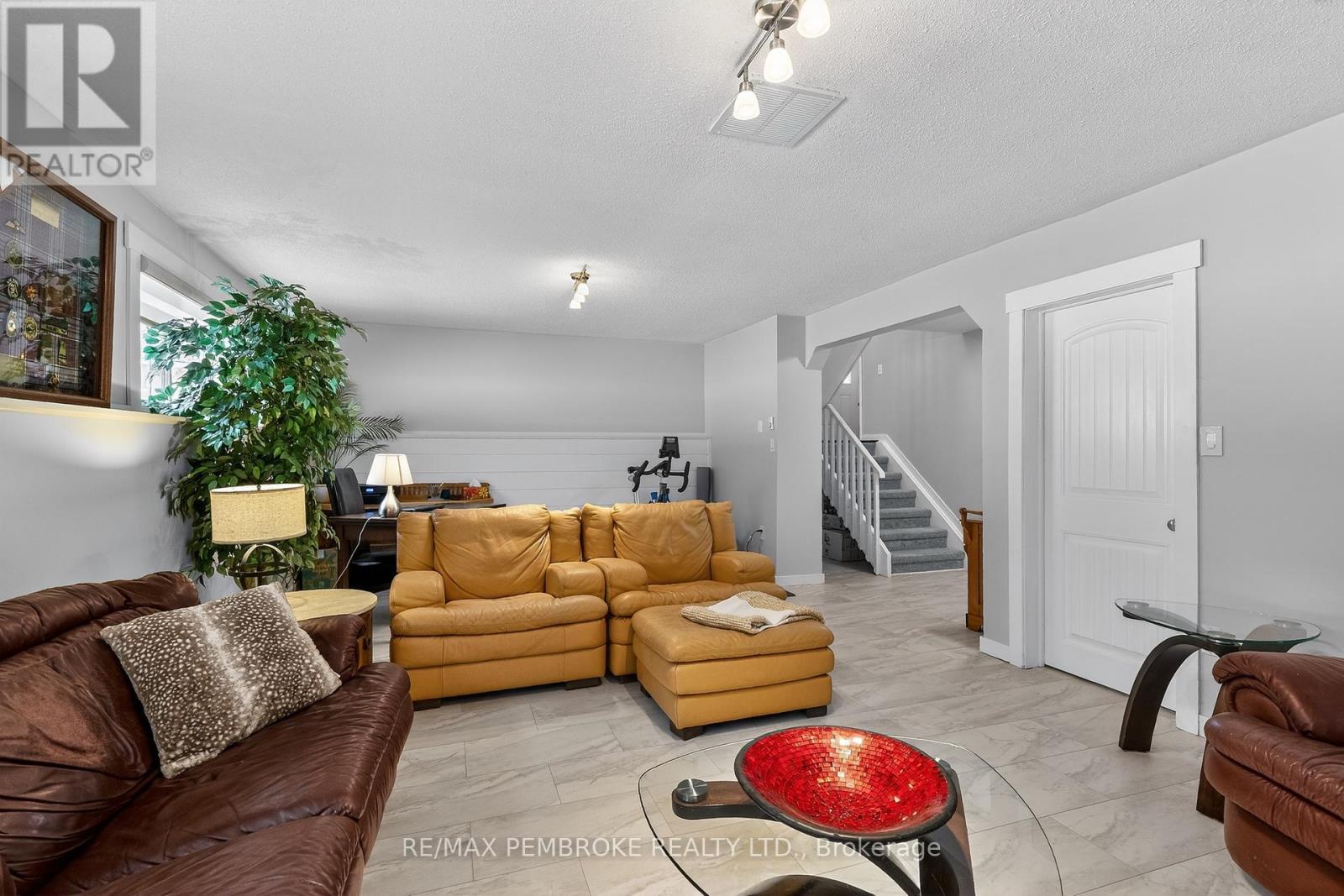 666 Doran Road, Petawawa, Ontario  K8A 6W7 - Photo 36 - X12916334