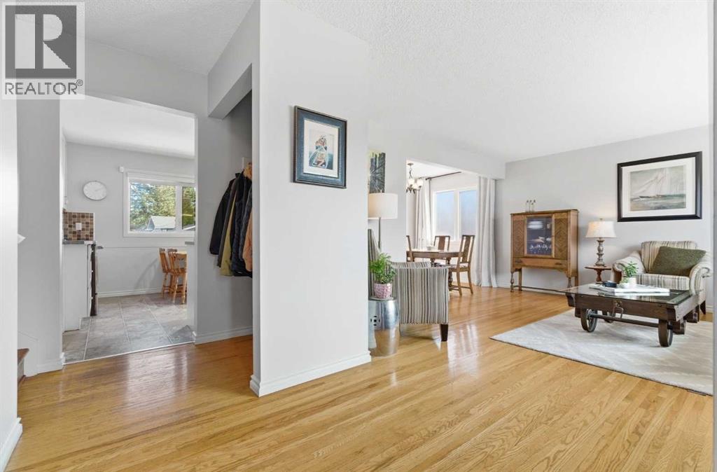 9852 Athens Road Se, Calgary, Alberta  T2J 1B9 - Photo 4 - A2295694