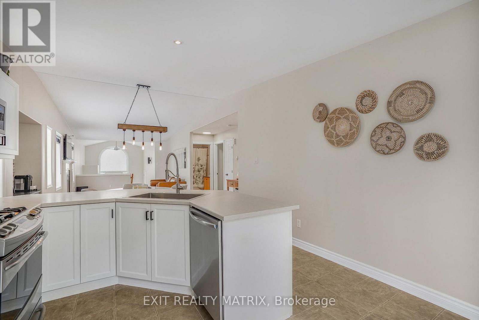 403 Centenaire Street, Russell, Ontario  K0A 1W0 - Photo 13 - X12916304