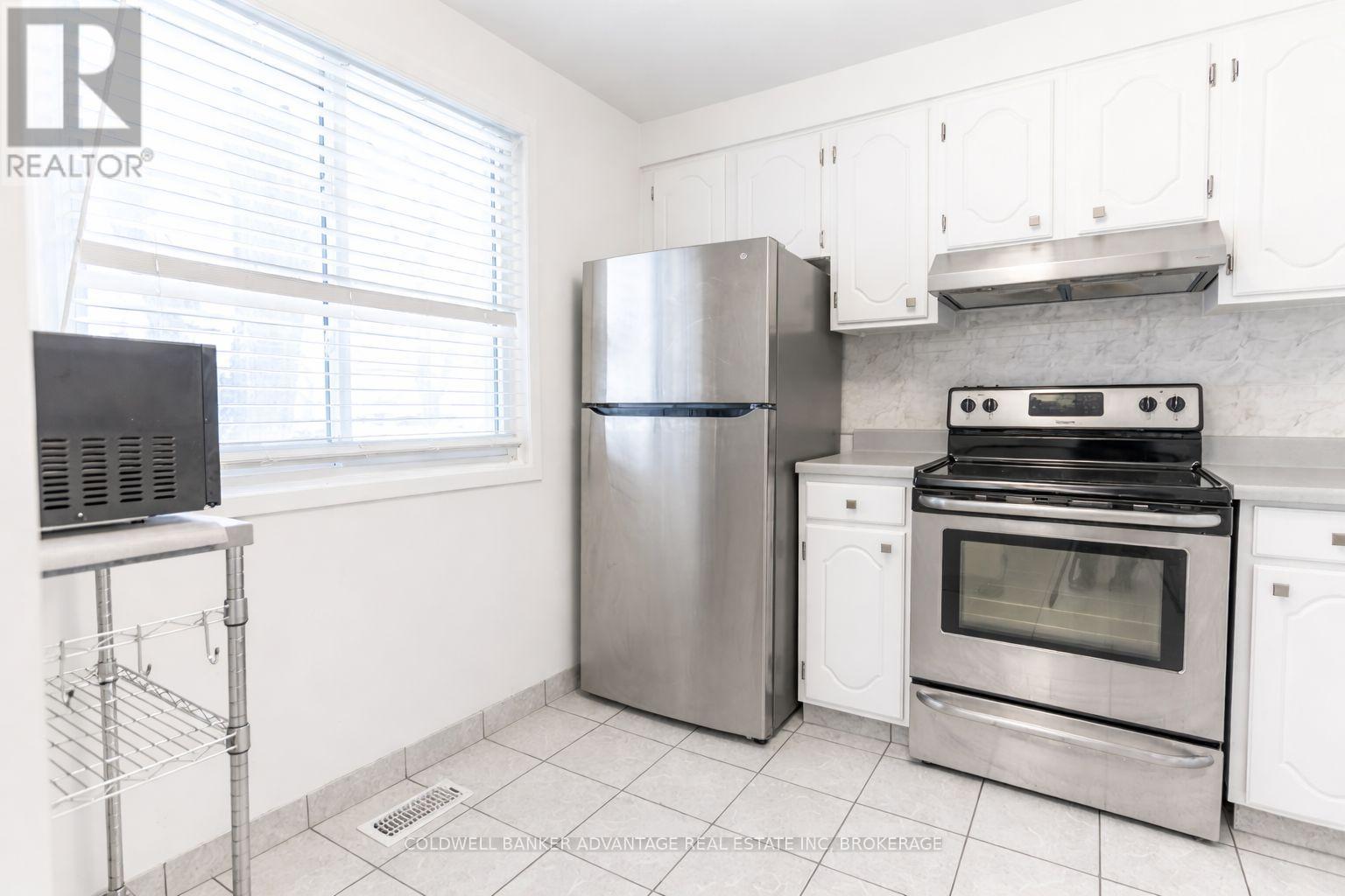 5815 Swayze Drive, Niagara Falls, Ontario  L2J 3W3 - Photo 3 - X12916352