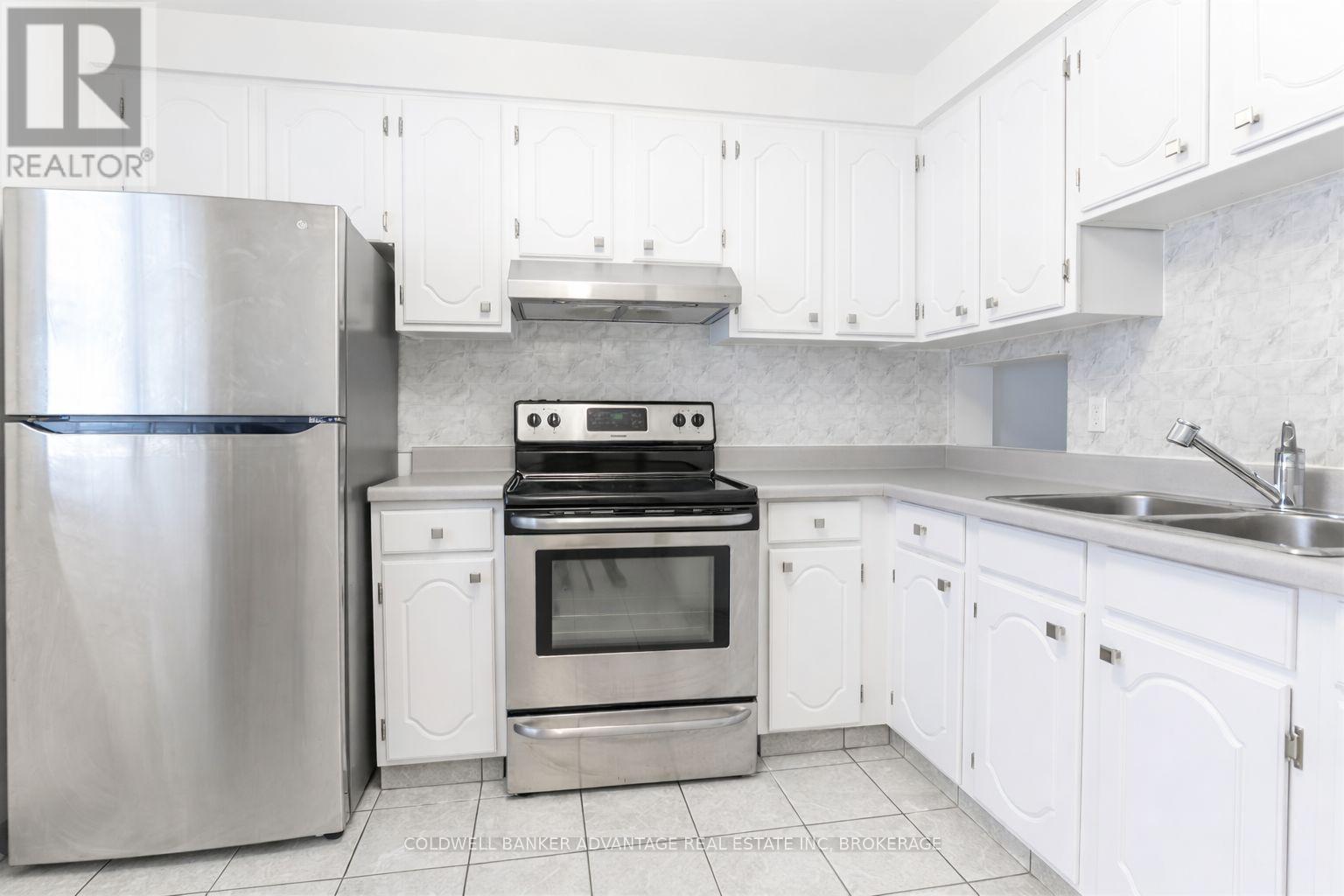 5815 Swayze Drive, Niagara Falls, Ontario  L2J 3W3 - Photo 4 - X12916352