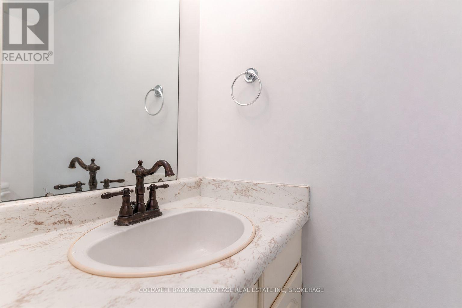 5815 Swayze Drive, Niagara Falls, Ontario  L2J 3W3 - Photo 9 - X12916352