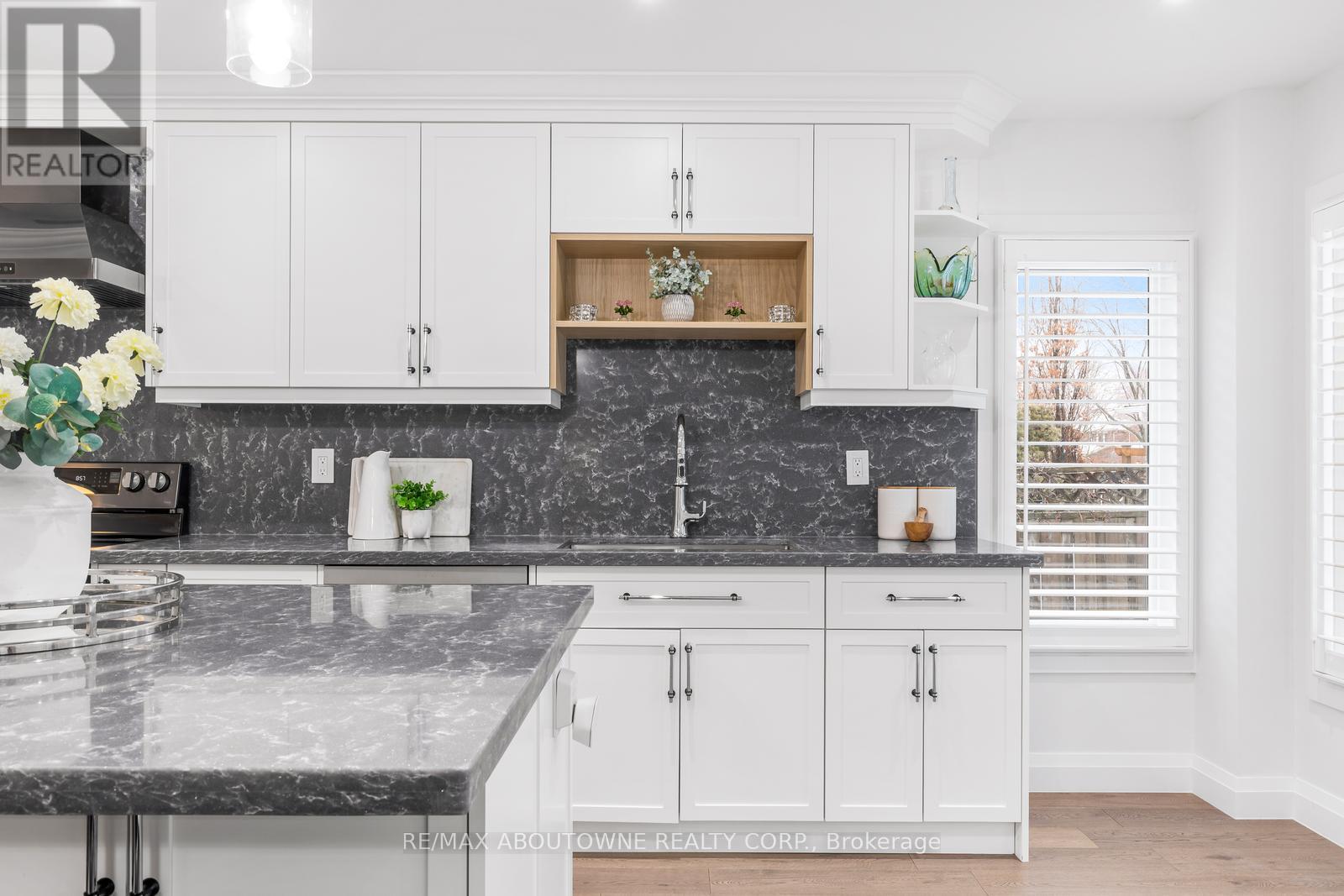 1324 Birchcliff Drive, Oakville, Ontario  L6M 2A4 - Photo 14 - W12911690