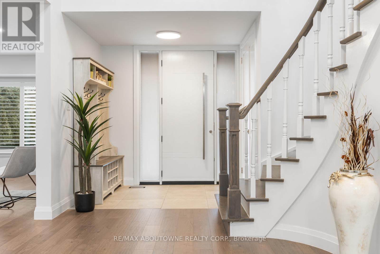 1324 Birchcliff Drive, Oakville, Ontario  L6M 2A4 - Photo 3 - W12911690