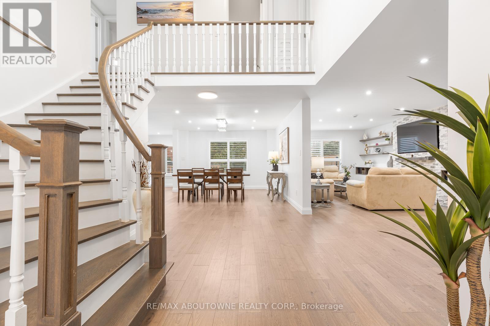 1324 Birchcliff Drive, Oakville, Ontario  L6M 2A4 - Photo 4 - W12911690