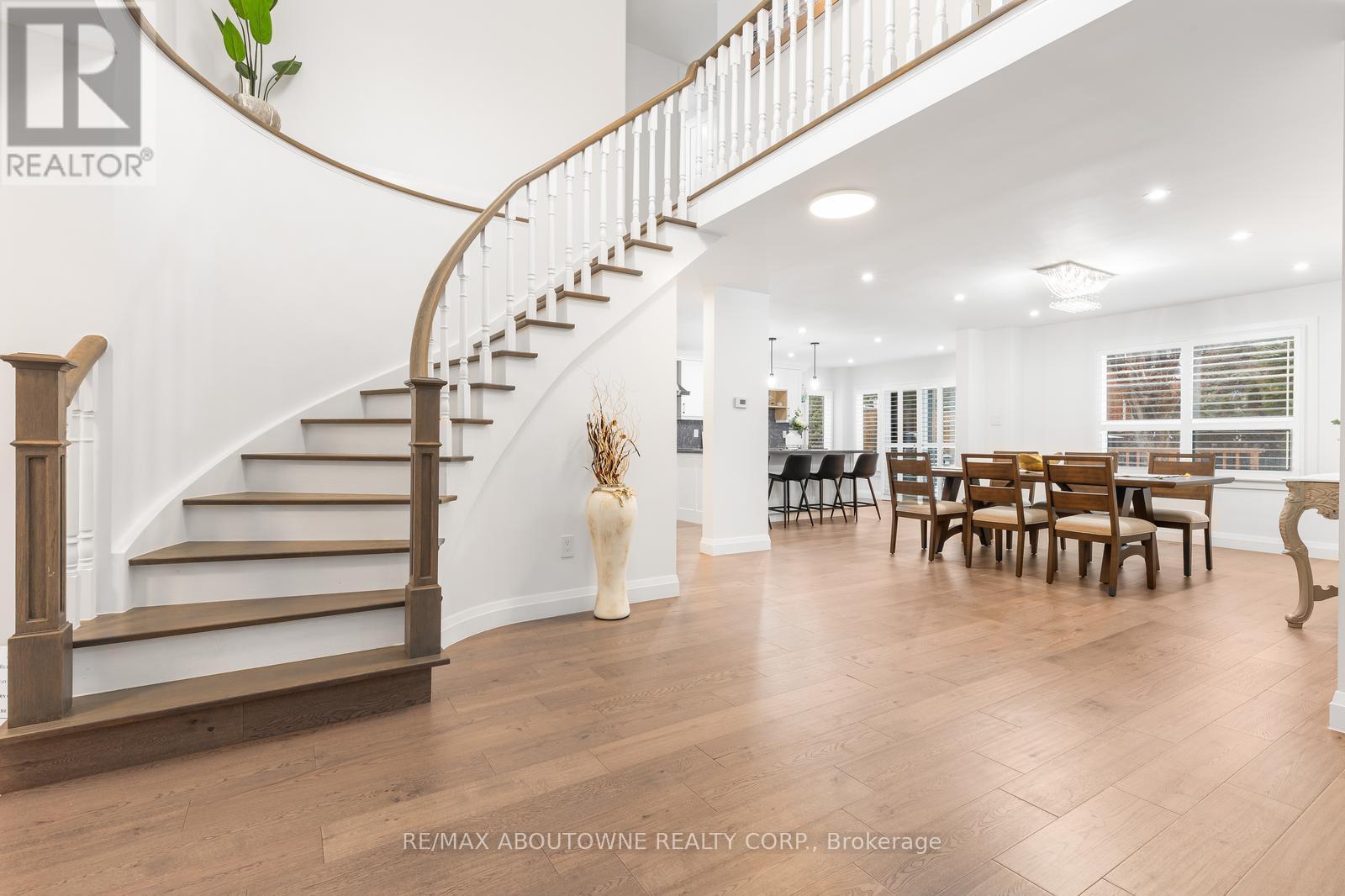 1324 Birchcliff Drive, Oakville, Ontario  L6M 2A4 - Photo 5 - W12911690