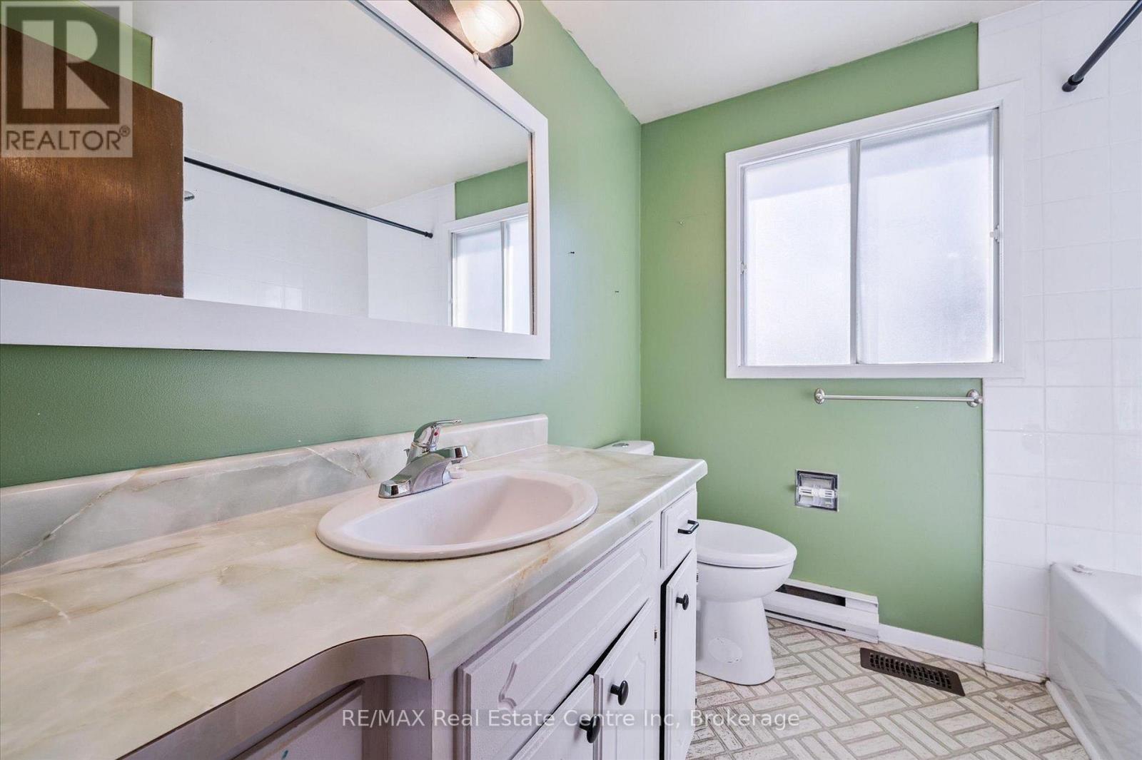 105 Churchill Street, Waterloo, Ontario  N2L 2X1 - Photo 7 - X12916260