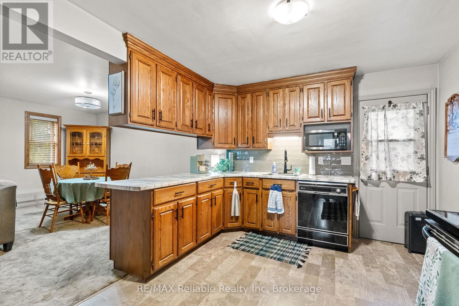 28 Edward Street, Bluewater (Zurich), Ontario  N0M 2T0 - Photo 11 - X12916268