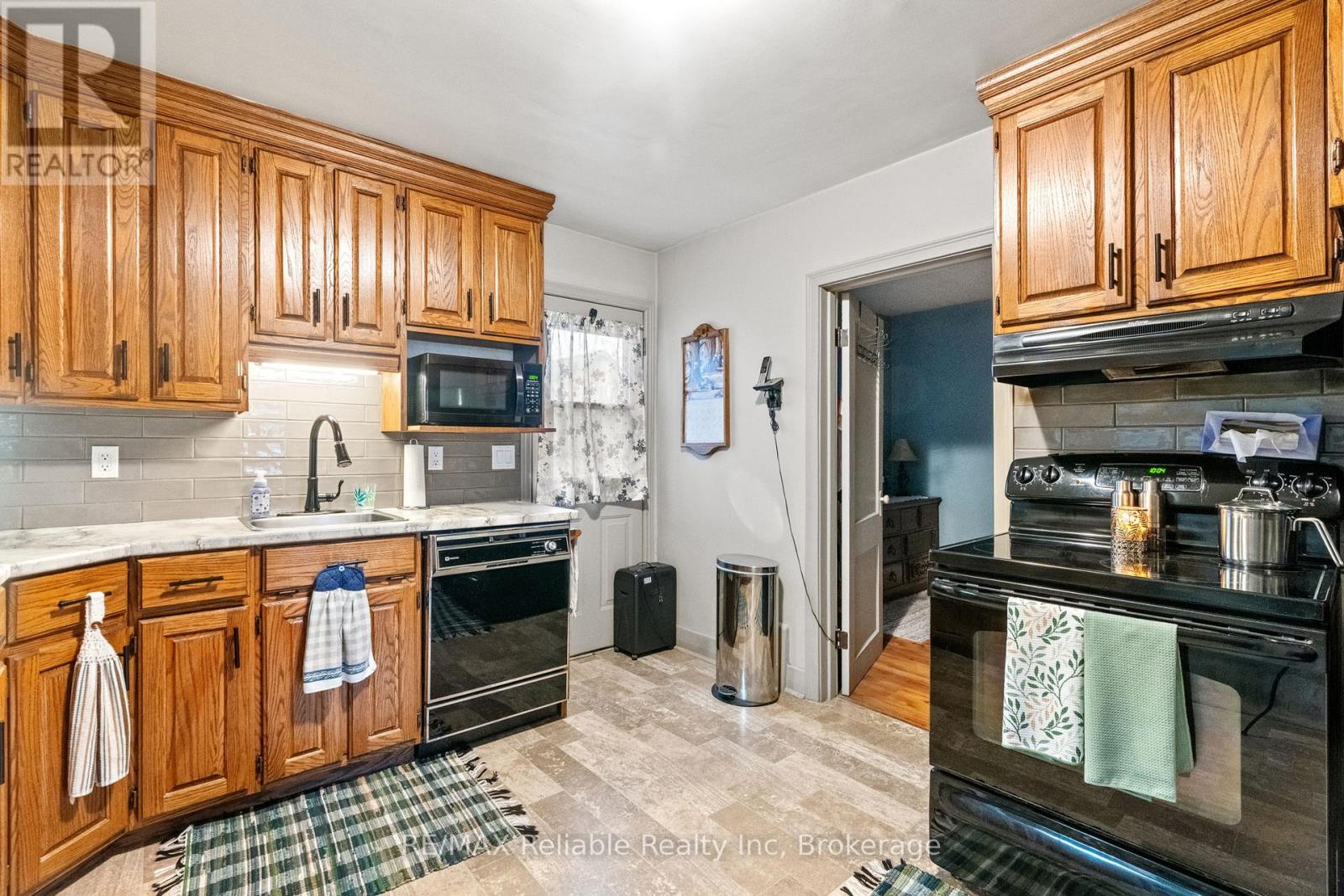 28 Edward Street, Bluewater (Zurich), Ontario  N0M 2T0 - Photo 12 - X12916268