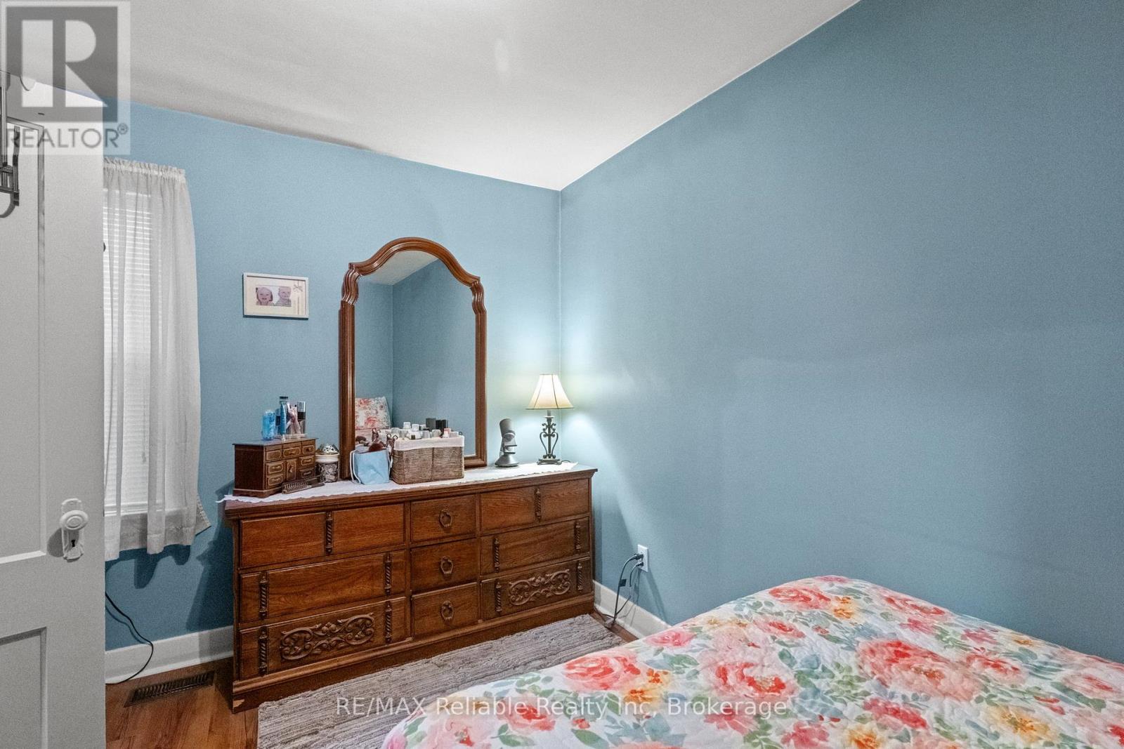 28 Edward Street, Bluewater (Zurich), Ontario  N0M 2T0 - Photo 18 - X12916268