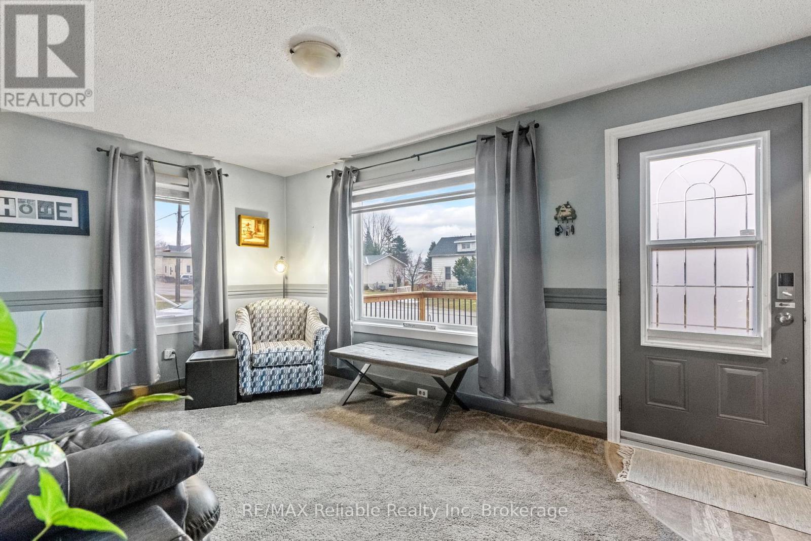 28 Edward Street, Bluewater (Zurich), Ontario  N0M 2T0 - Photo 5 - X12916268