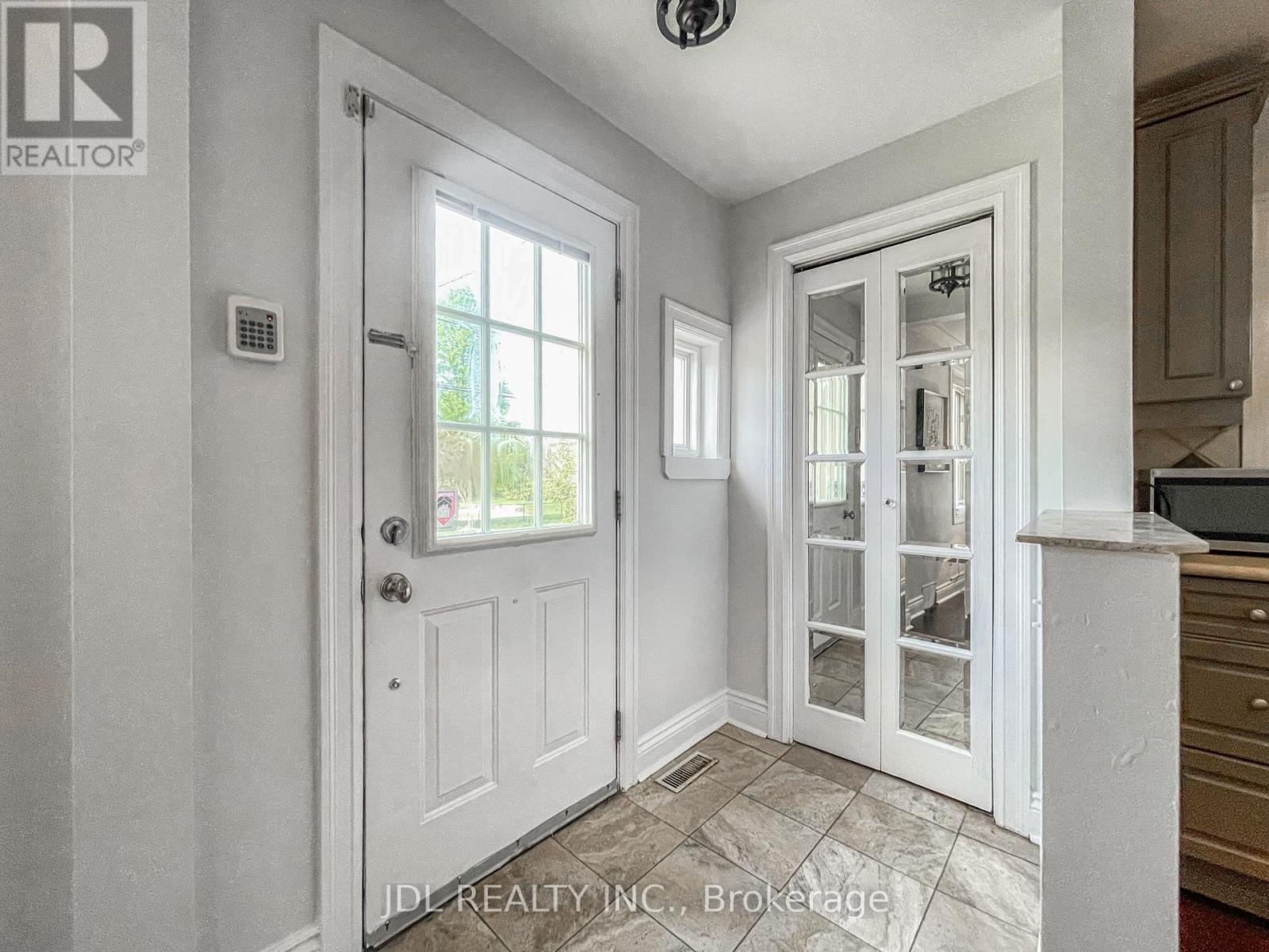 (Upper) - 209 Harlandale Avenue, Toronto, Ontario  M2N 1P6 - Photo 2 - C12916230