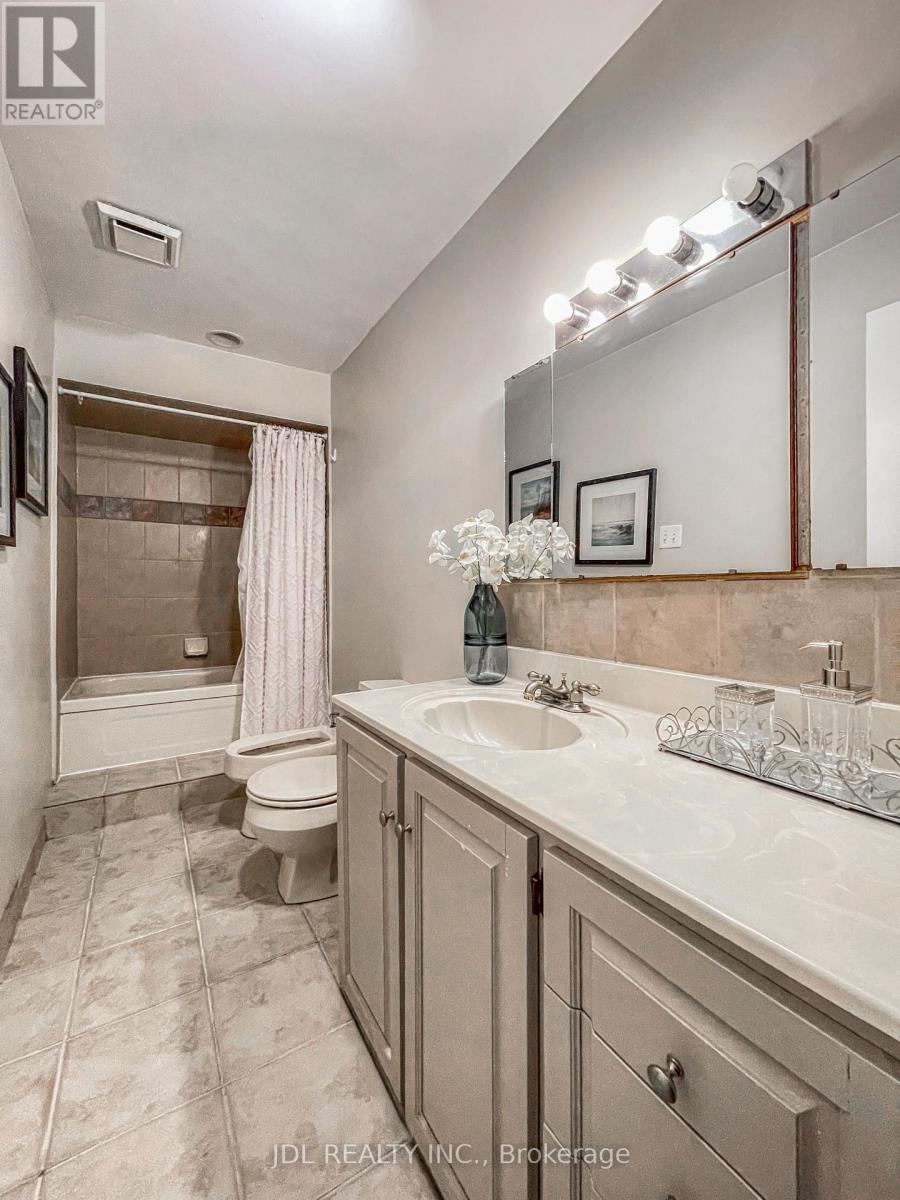 (Upper) - 209 Harlandale Avenue, Toronto, Ontario  M2N 1P6 - Photo 23 - C12916230