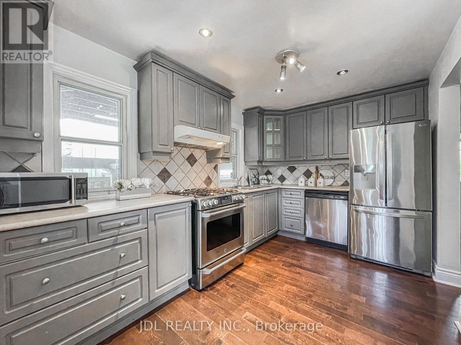 (Upper) - 209 Harlandale Avenue, Toronto, Ontario  M2N 1P6 - Photo 3 - C12916230