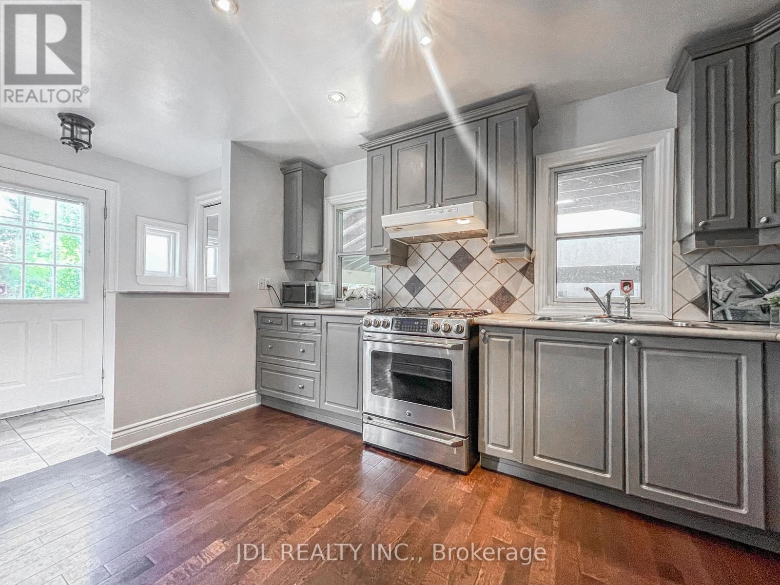 (Upper) - 209 Harlandale Avenue, Toronto, Ontario  M2N 1P6 - Photo 7 - C12916230