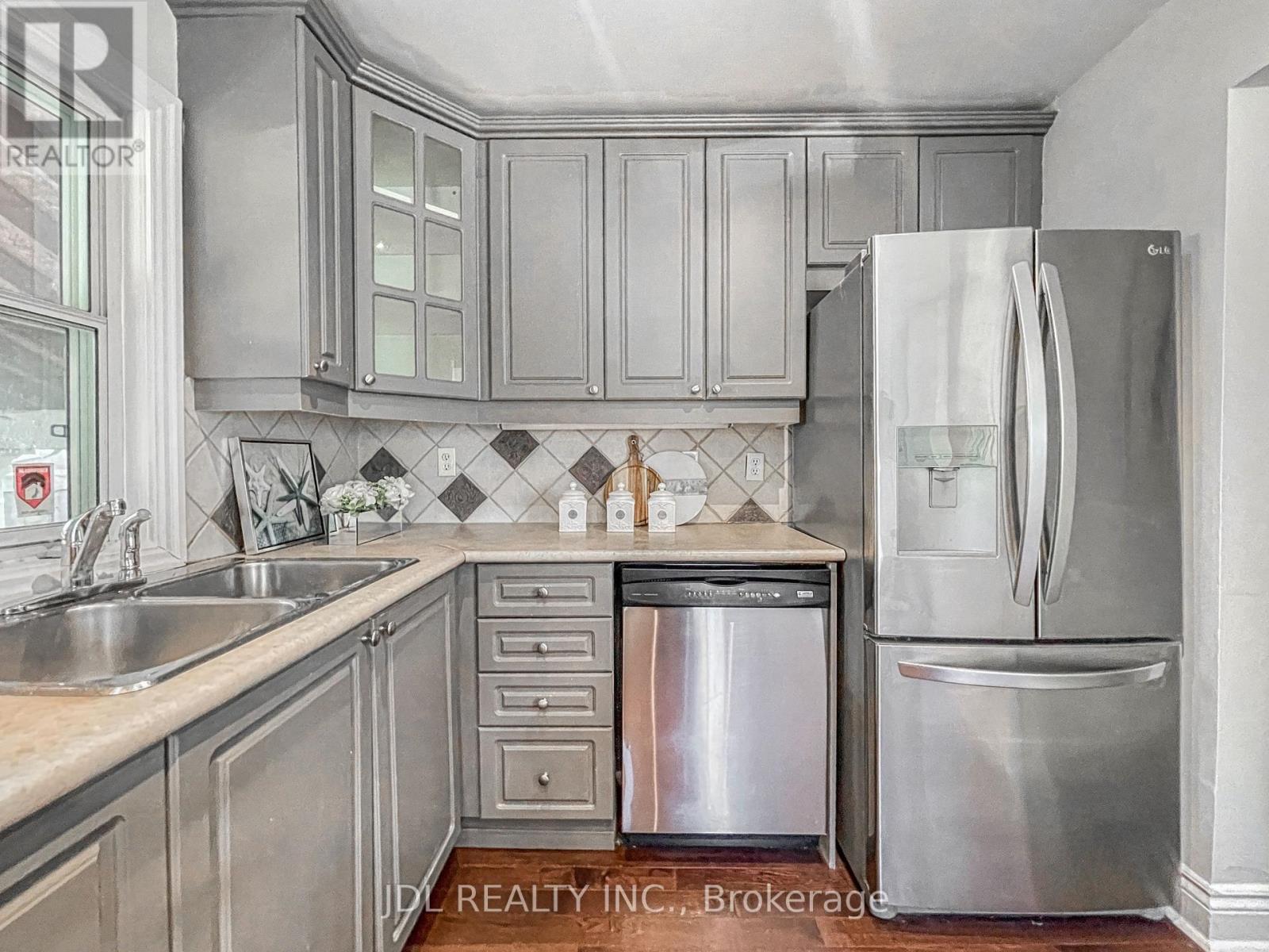 (Upper) - 209 Harlandale Avenue, Toronto, Ontario  M2N 1P6 - Photo 8 - C12916230