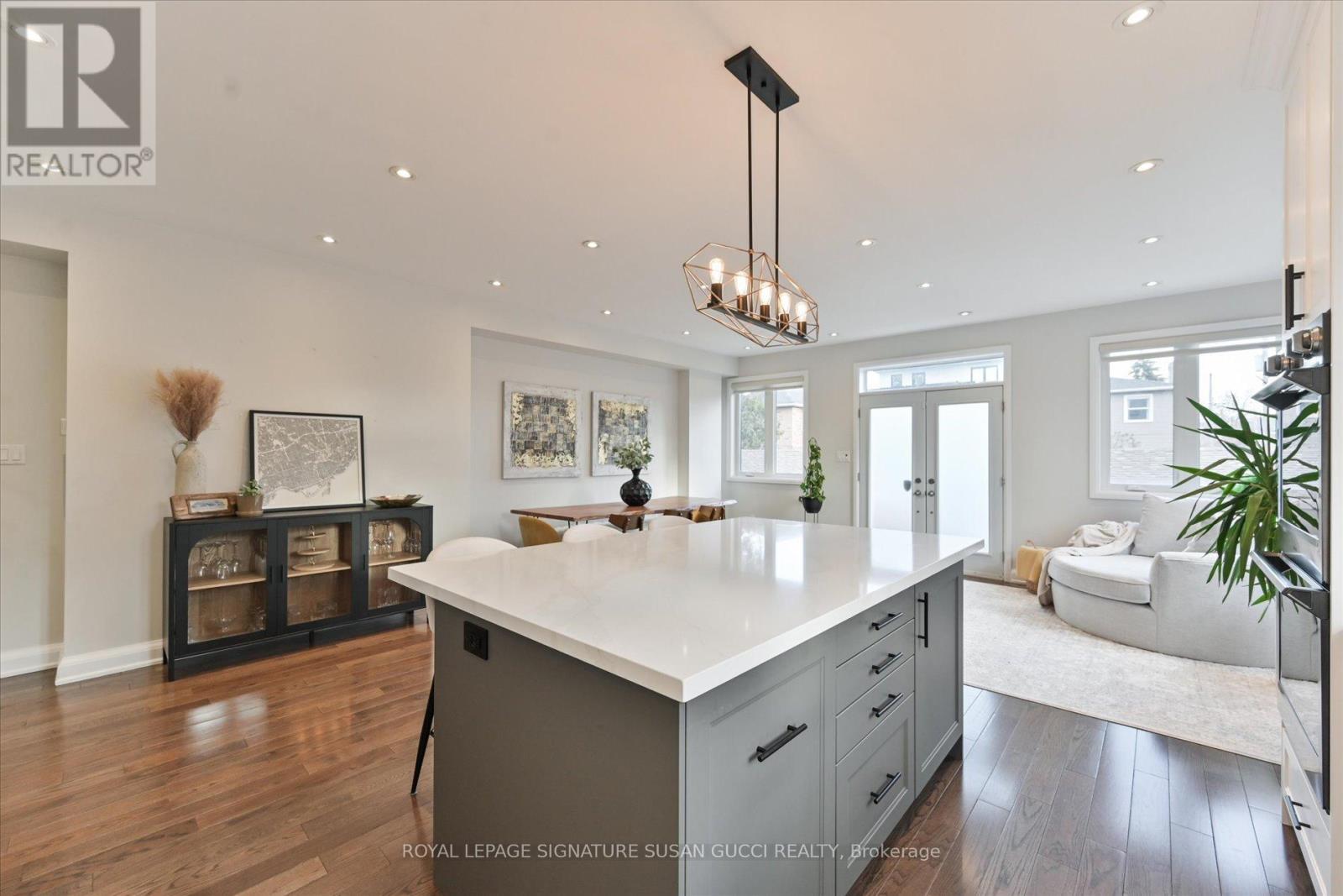 811 Cosburn Avenue, Toronto, Ontario  M4C 2V9 - Photo 11 - E12916390