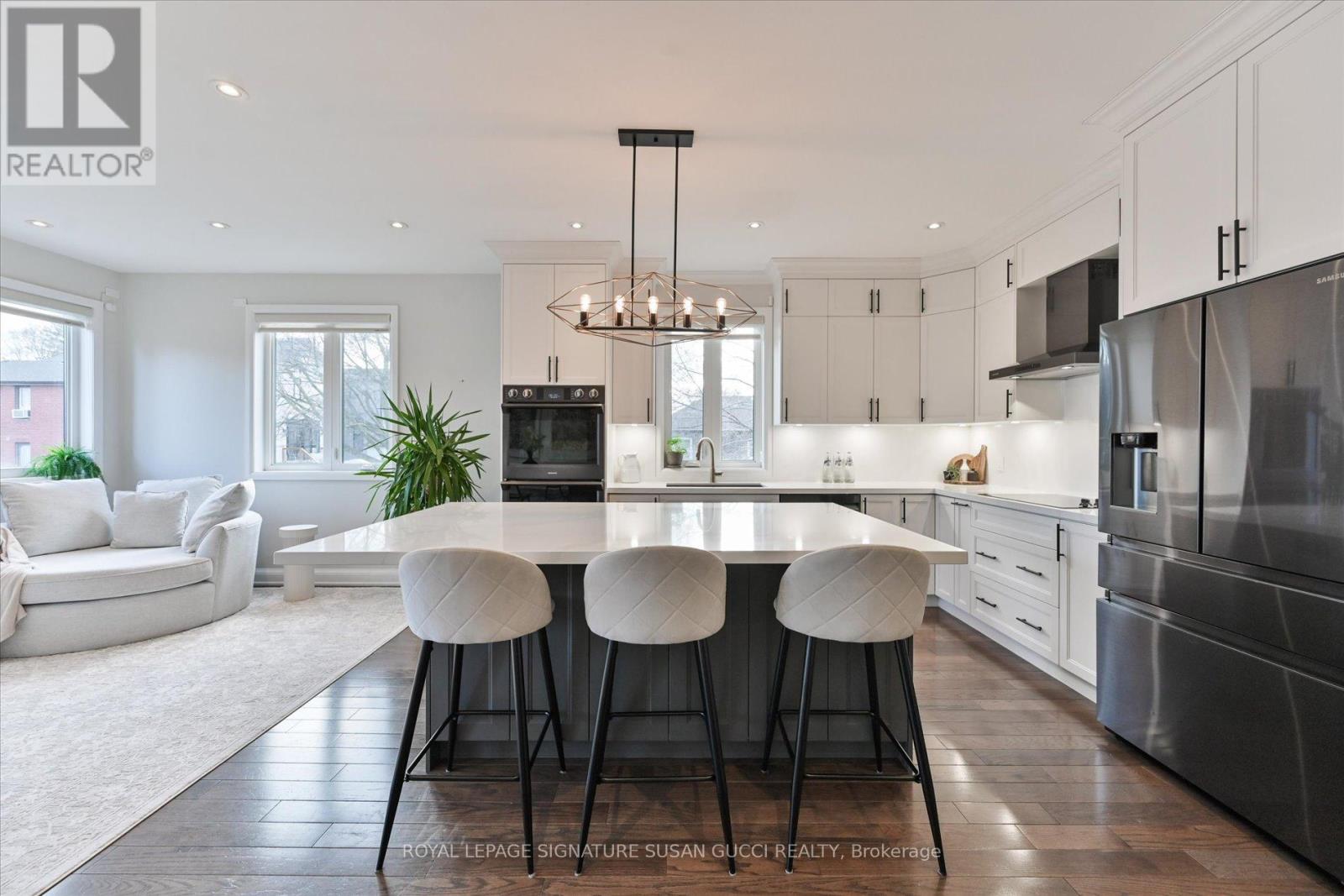 811 Cosburn Avenue, Toronto, Ontario  M4C 2V9 - Photo 14 - E12916390