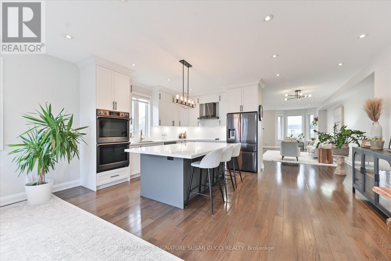 811 Cosburn Avenue, Toronto, Ontario  M4C 2V9 - Photo 16 - E12916390