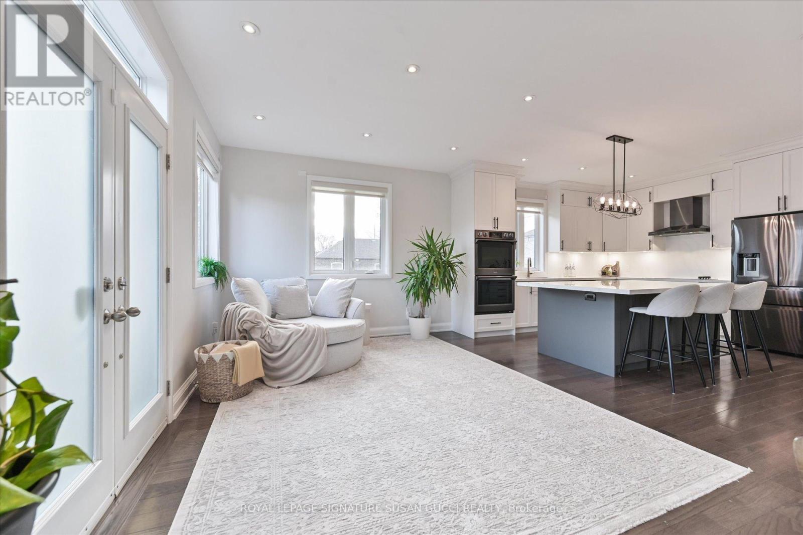 811 Cosburn Avenue, Toronto, Ontario  M4C 2V9 - Photo 19 - E12916390