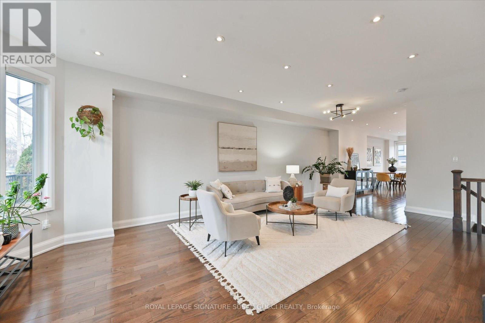 811 Cosburn Avenue, Toronto, Ontario  M4C 2V9 - Photo 3 - E12916390