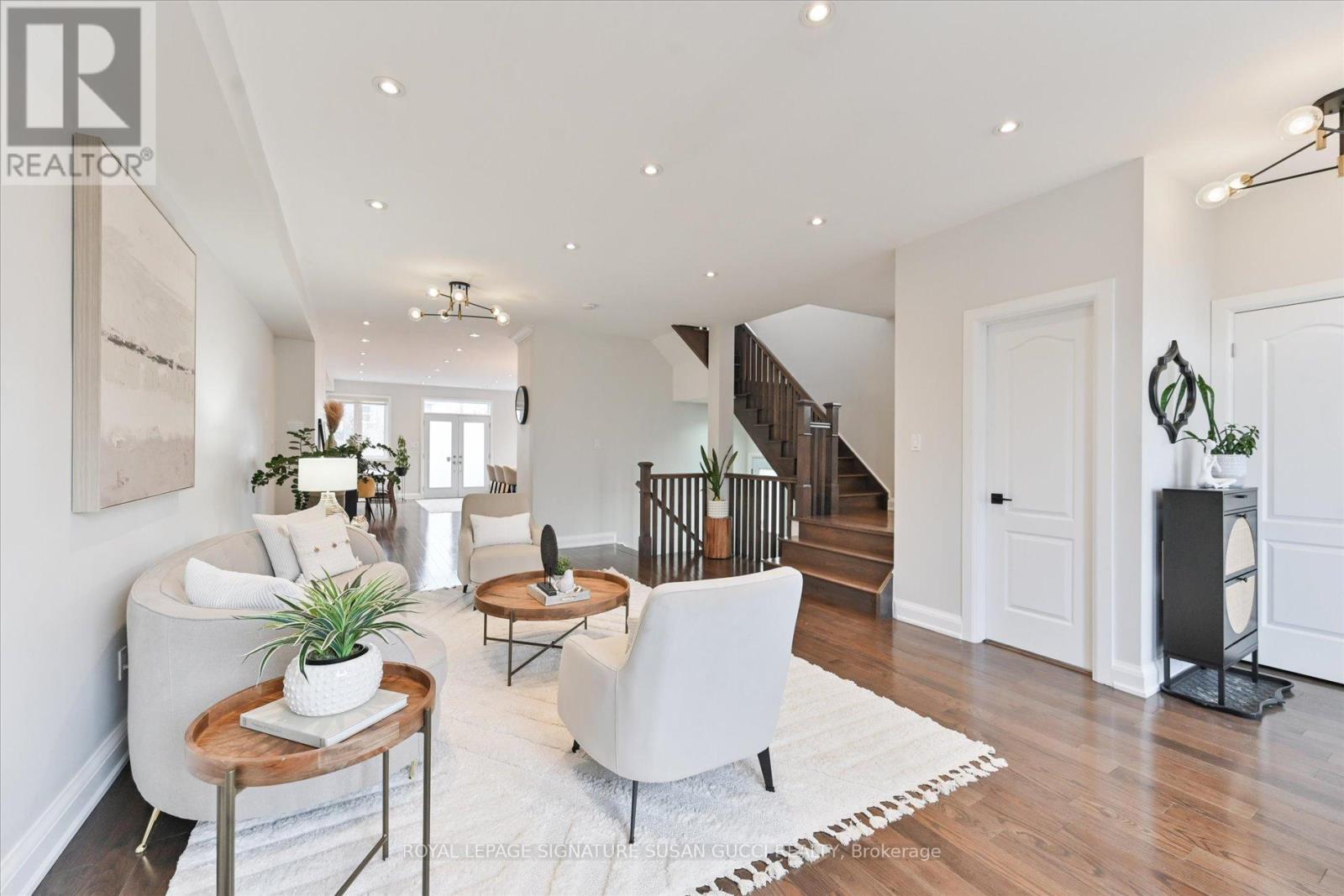 811 Cosburn Avenue, Toronto, Ontario  M4C 2V9 - Photo 4 - E12916390