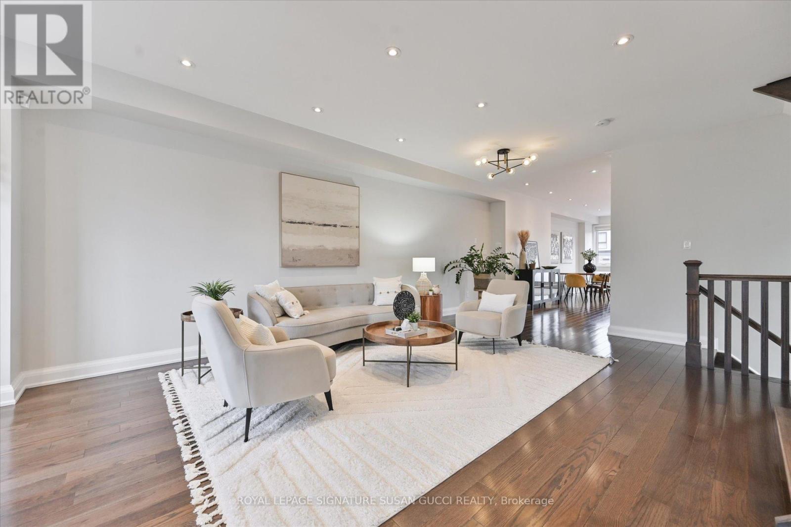 811 Cosburn Avenue, Toronto, Ontario  M4C 2V9 - Photo 6 - E12916390