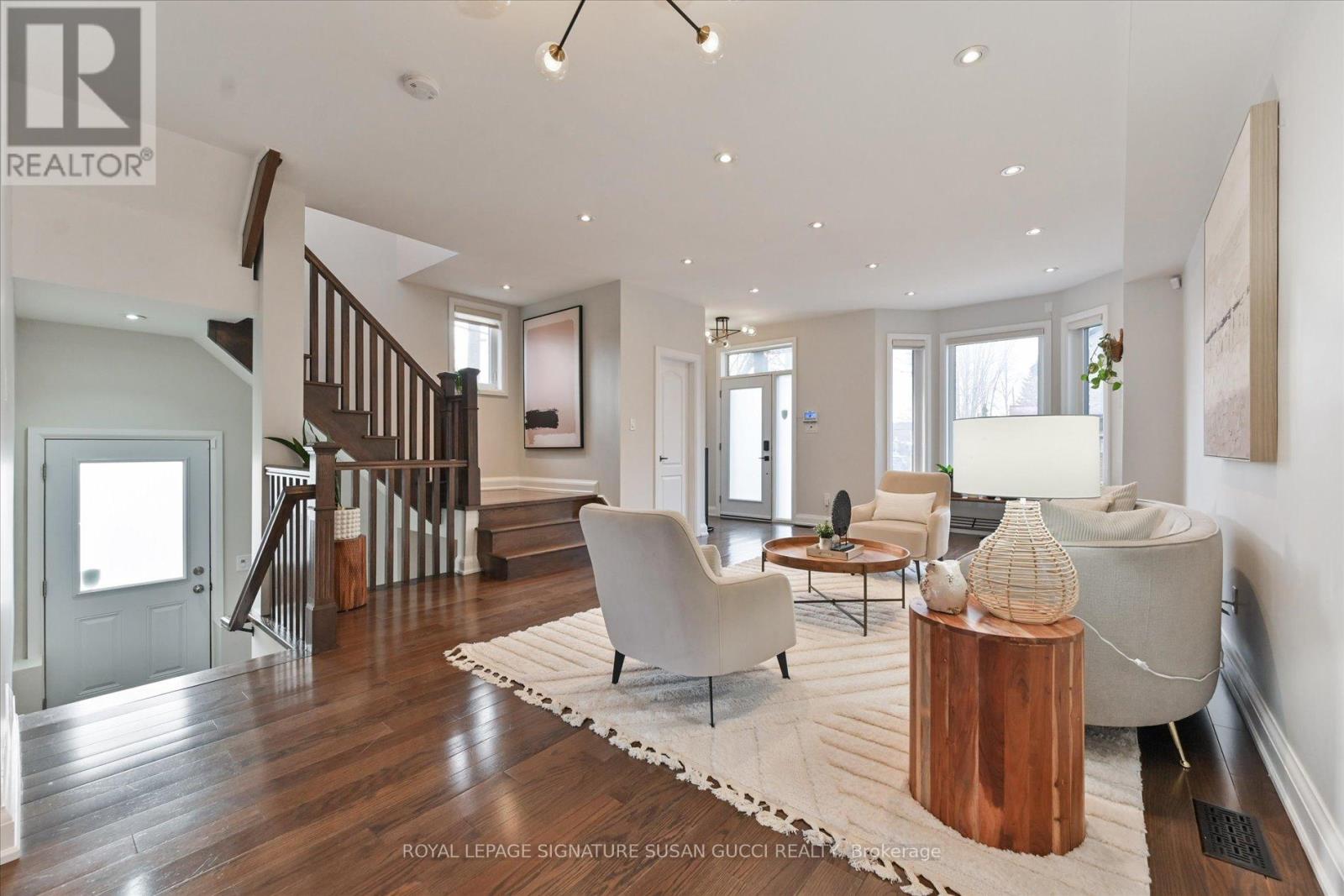 811 Cosburn Avenue, Toronto, Ontario  M4C 2V9 - Photo 7 - E12916390