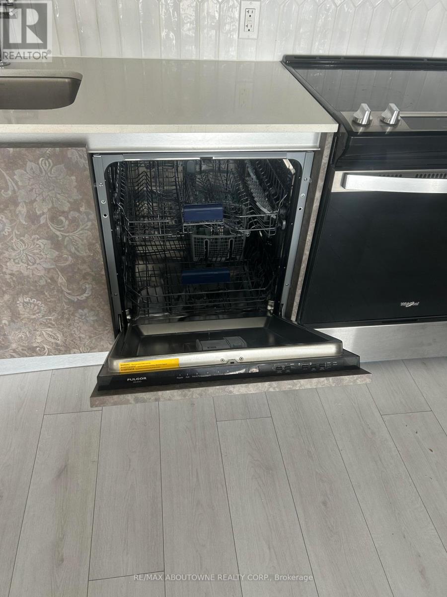 Ph19 - 405 Dundas Street W, Oakville, Ontario  L6M 5P9 - Photo 5 - W12887426