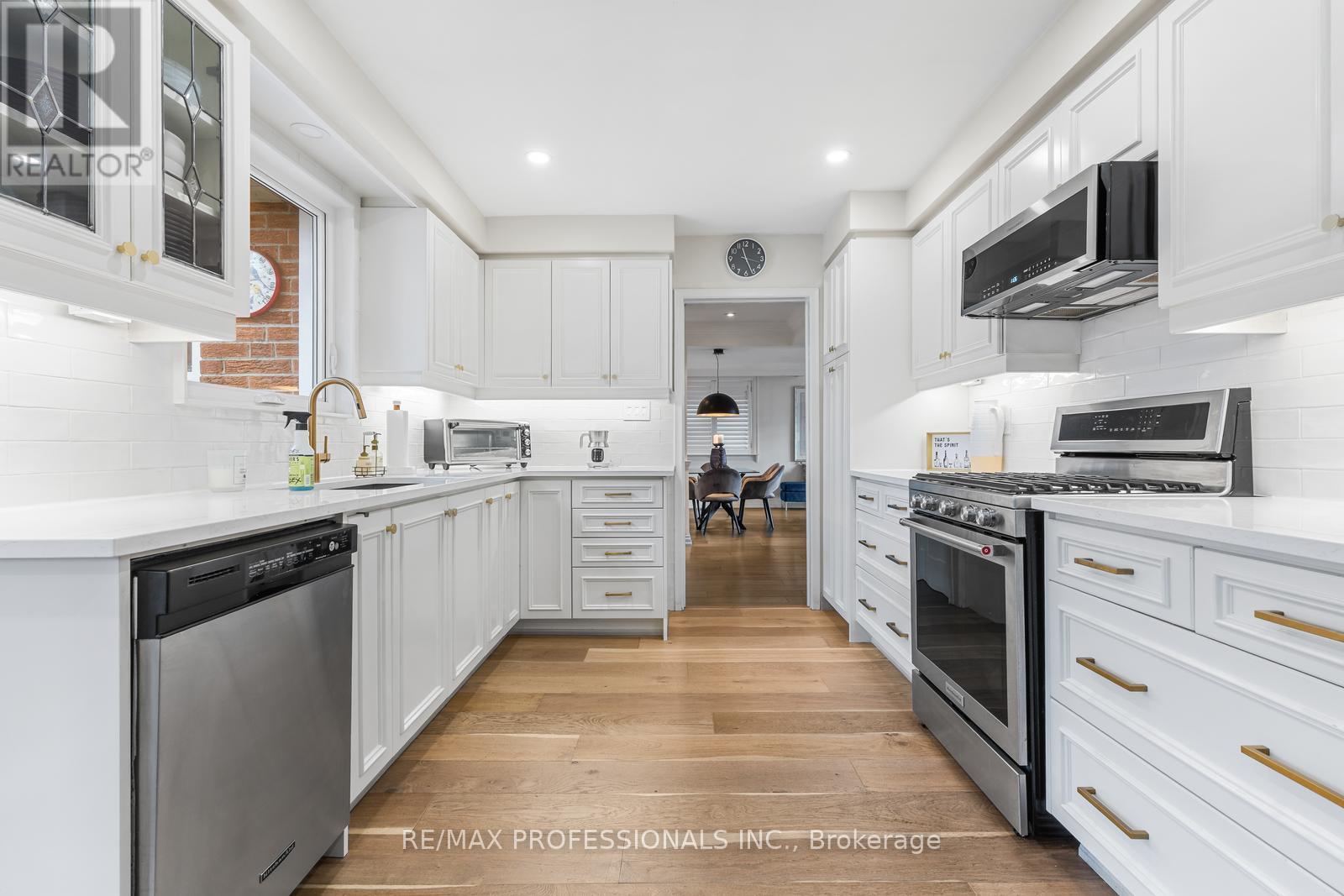 39 Norbert Crescent, Toronto, Ontario  M9C 3J8 - Photo 11 - W12916234