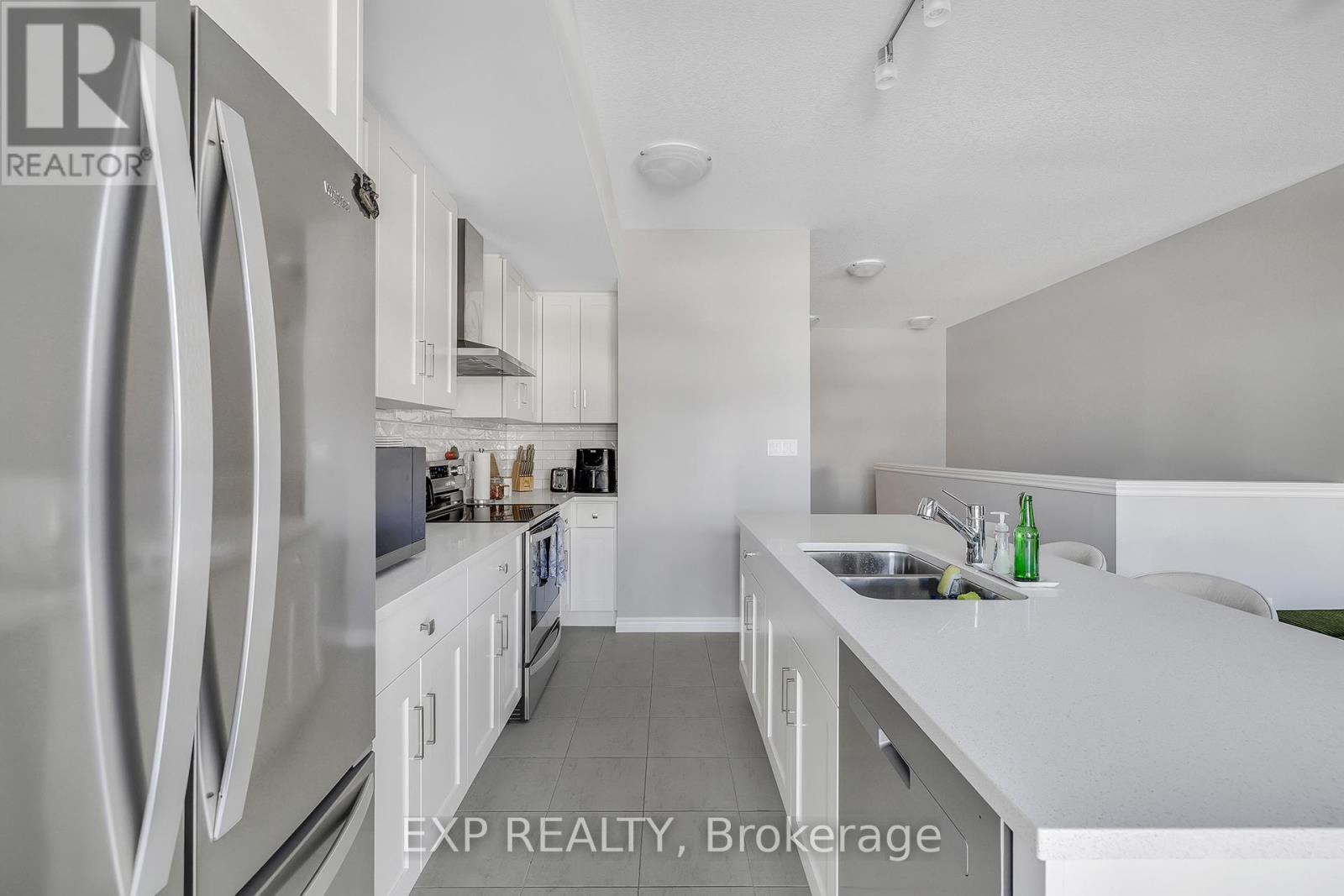 106 Lomond Lane, Kitchener, Ontario  N2R 0T6 - Photo 5 - X12916350