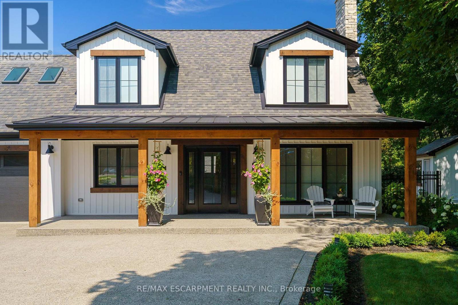 204 Falling Brook Drive, Hamilton, Ontario  L9G 1E6 - Photo 2 - X12916424