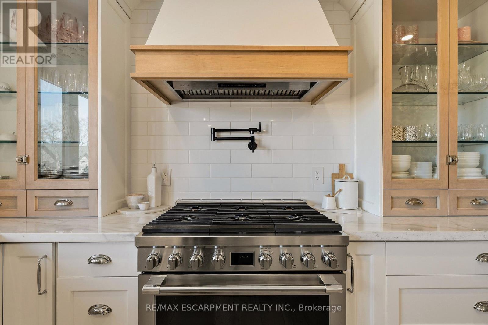 204 Falling Brook Drive, Hamilton, Ontario  L9G 1E6 - Photo 22 - X12916424