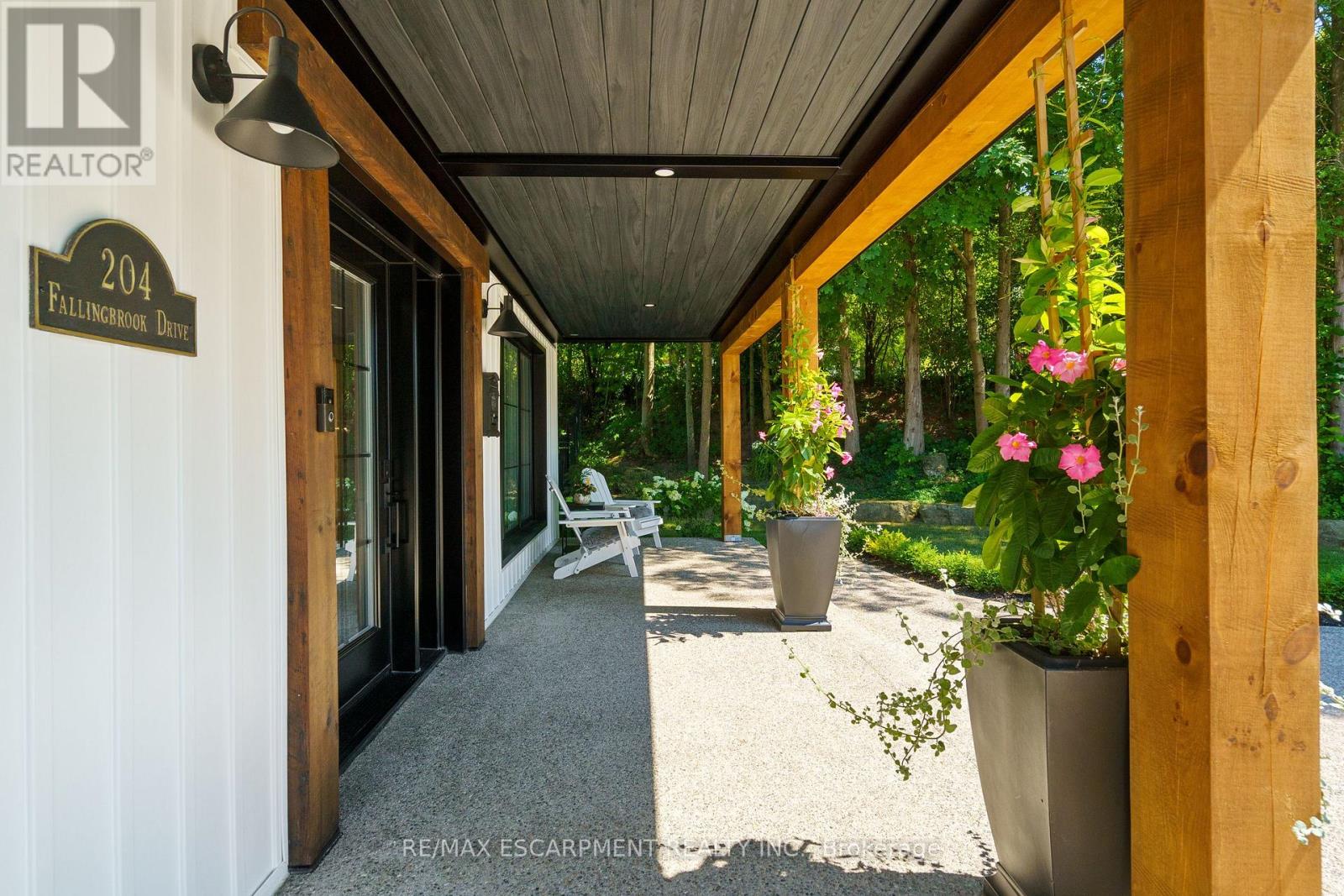 204 Falling Brook Drive, Hamilton, Ontario  L9G 1E6 - Photo 3 - X12916424