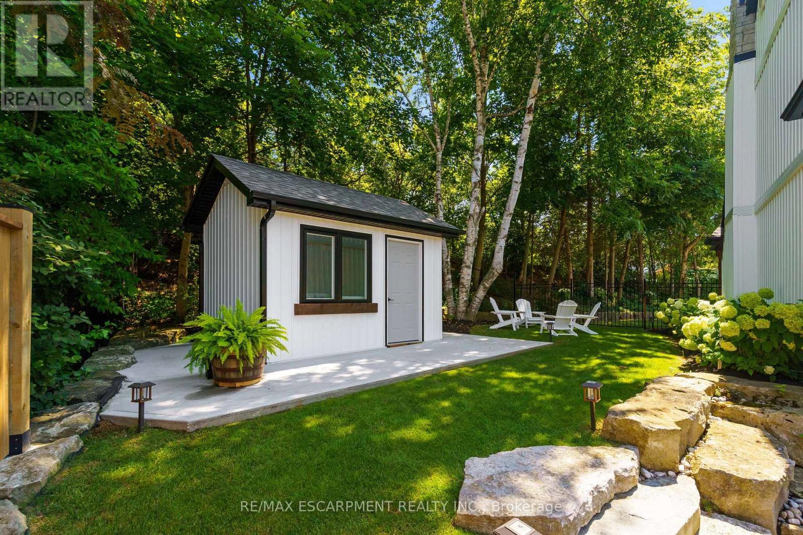 204 Falling Brook Drive, Hamilton, Ontario  L9G 1E6 - Photo 4 - X12916424