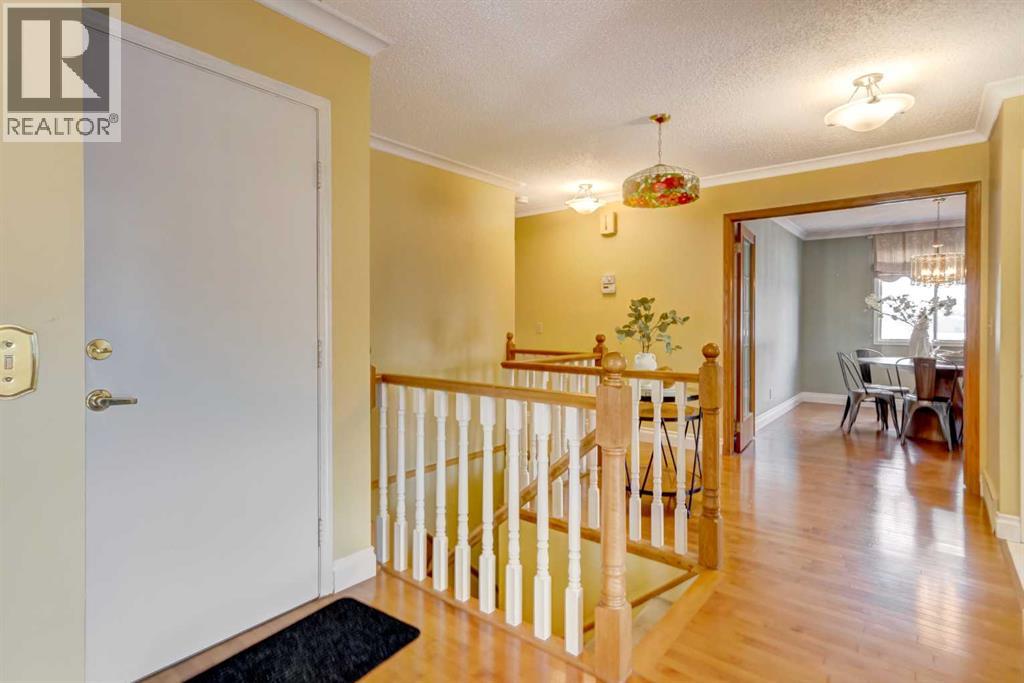 12 Vandoos Villas Nw, Calgary, Alberta  T3A 4W3 - Photo 4 - A2294517