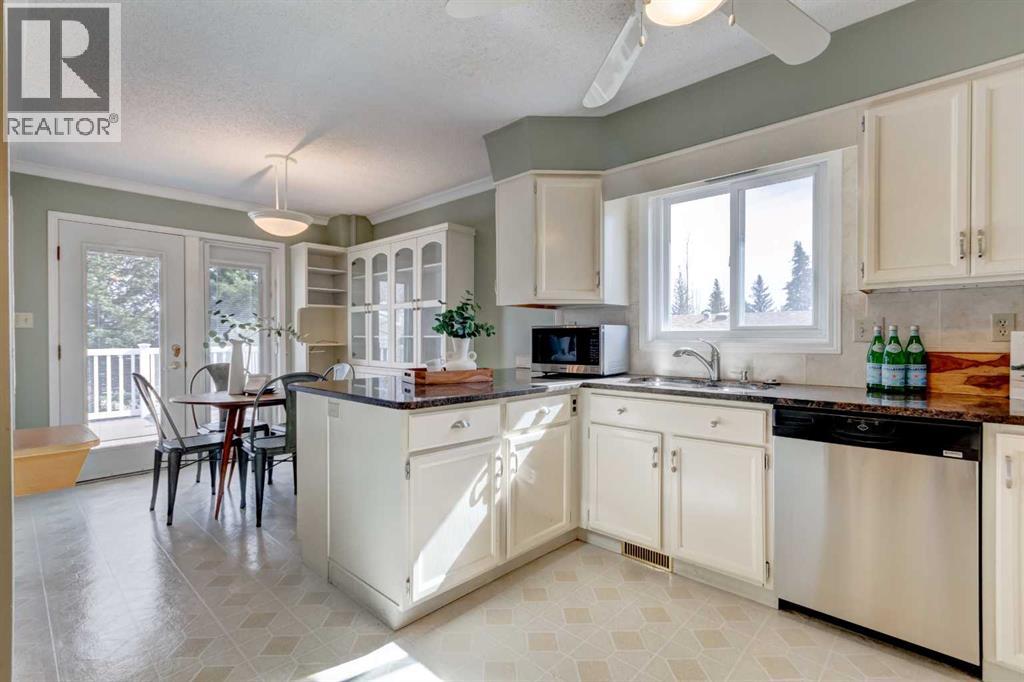 12 Vandoos Villas Nw, Calgary, Alberta  T3A 4W3 - Photo 7 - A2294517