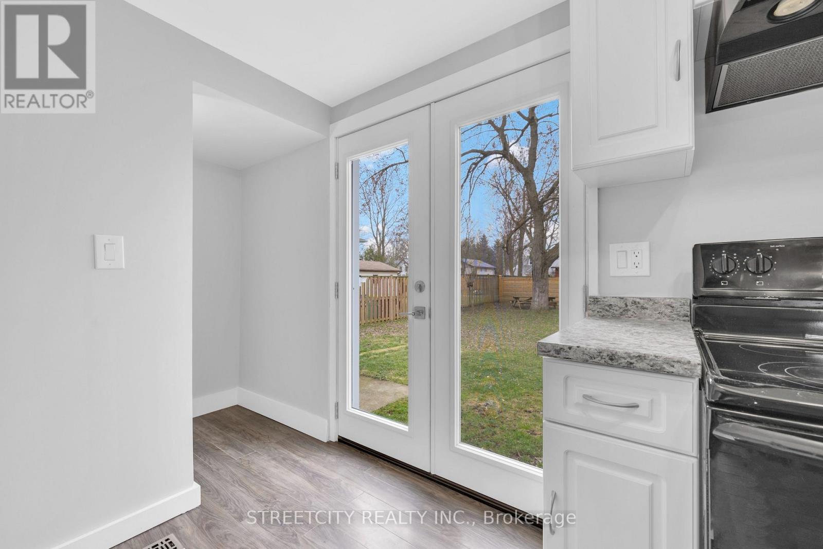 190 King Street, Southwest Middlesex, Ontario  N0L 1M0 - Photo 11 - X12916508