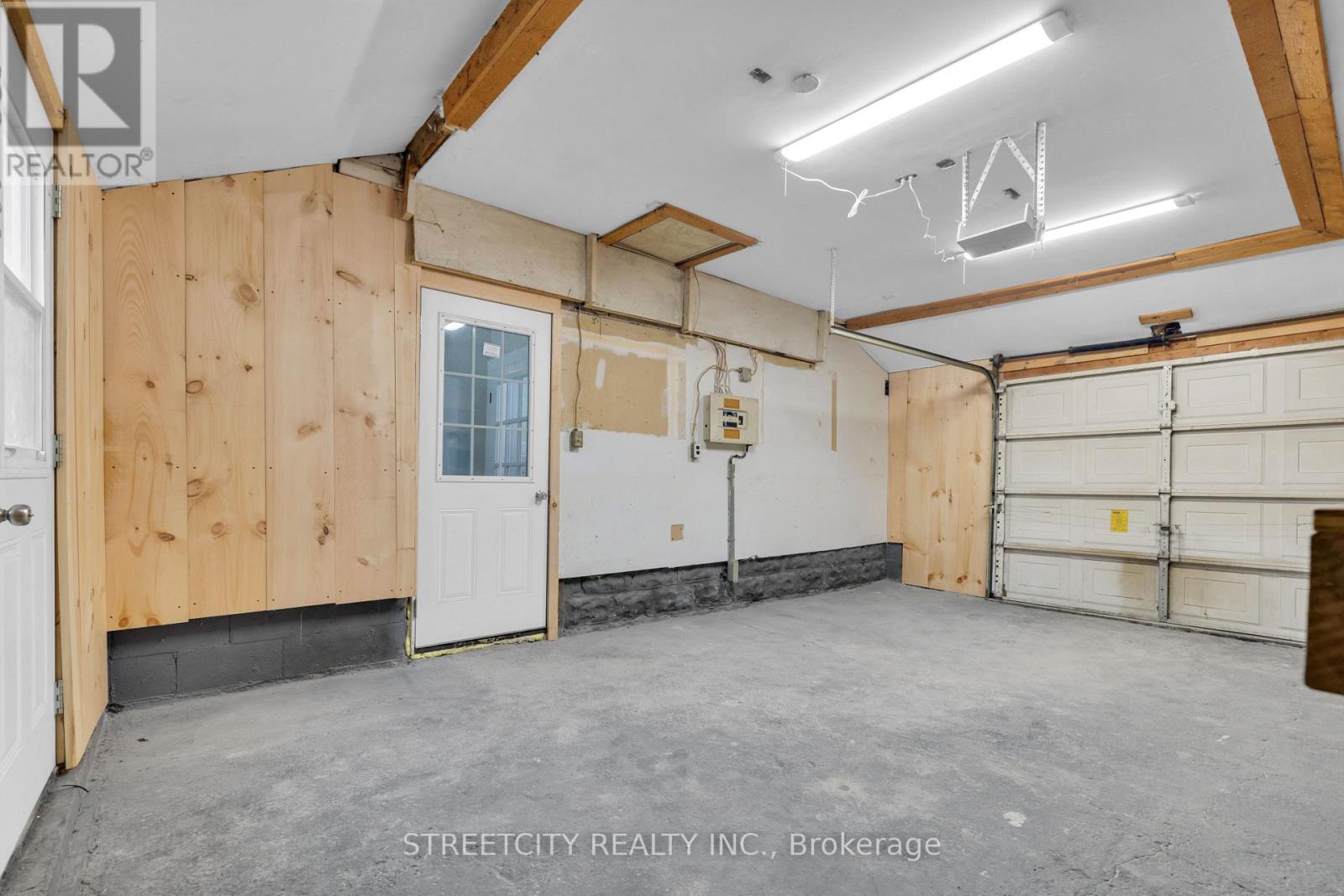 190 King Street, Southwest Middlesex, Ontario  N0L 1M0 - Photo 41 - X12916508