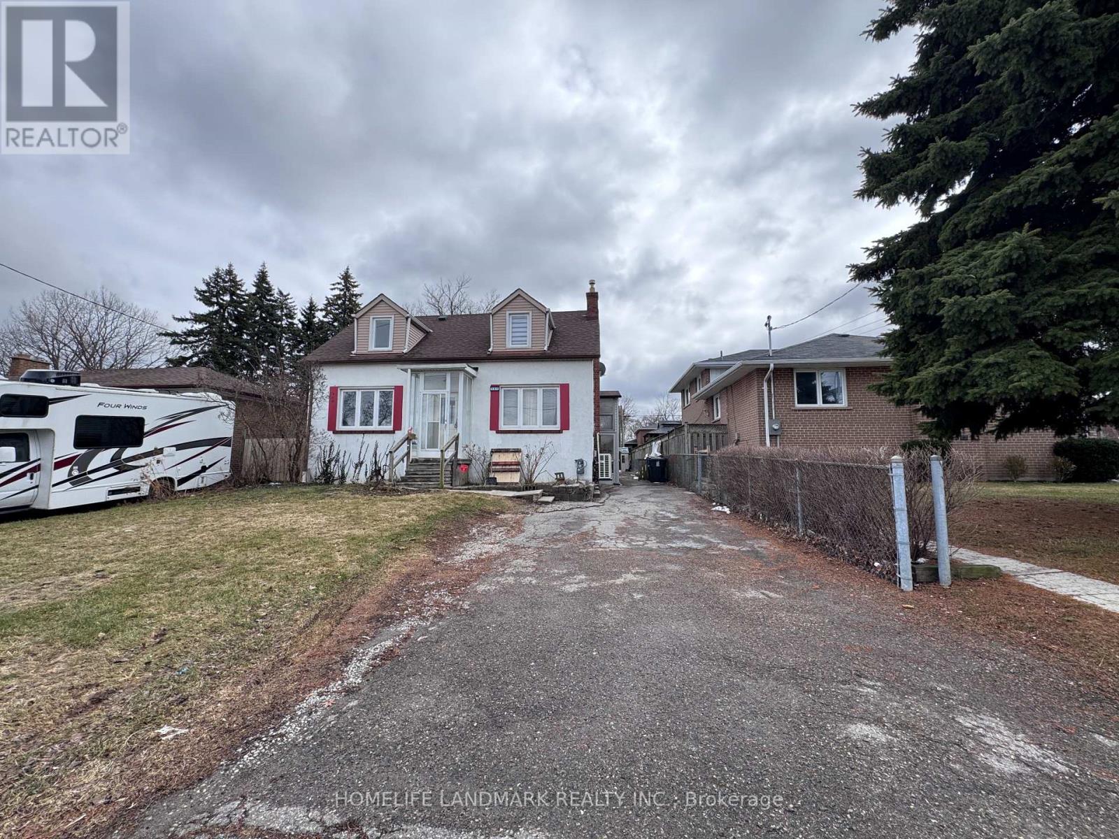 121 BISHOP AVENUE, Toronto, Ontario