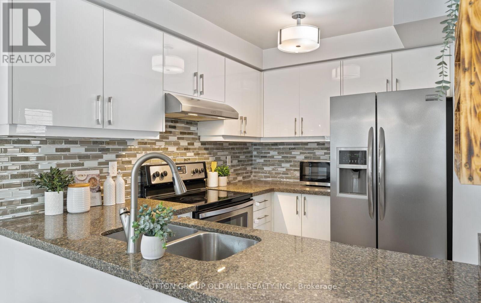 15 Katrina Court, Toronto, Ontario  M6L 3G3 - Photo 11 - W12901560