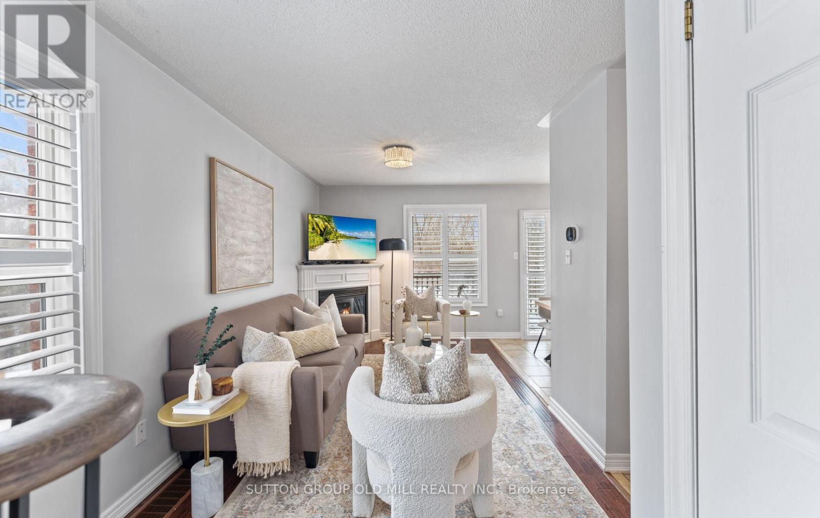 15 Katrina Court, Toronto, Ontario  M6L 3G3 - Photo 4 - W12901560