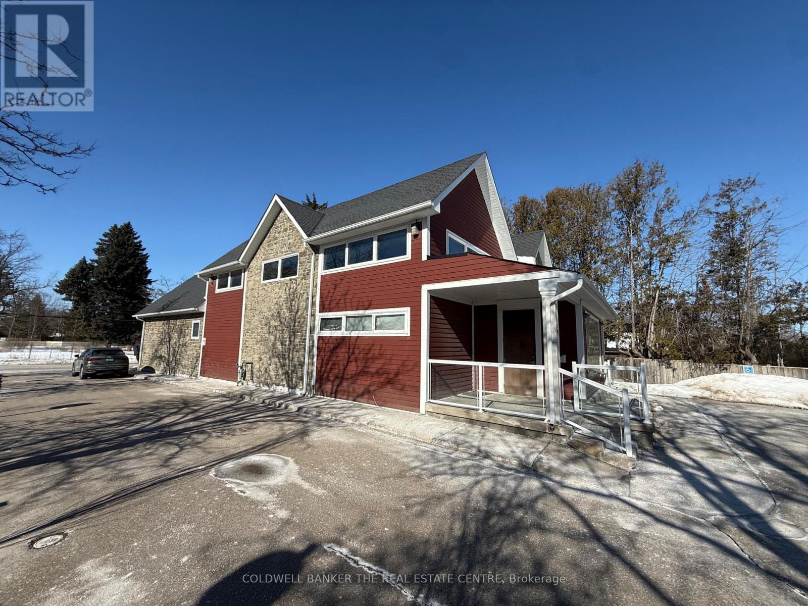 23 Bolton Avenue, Newmarket, Ontario  L3Y 2X3 - Photo 2 - N12916472